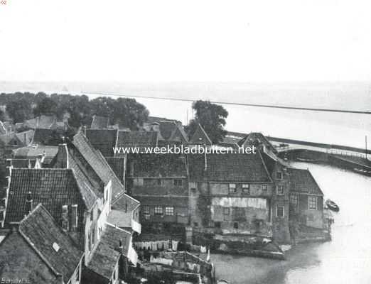 Noord-Holland, 1915, Enkhuizen, De gerestaureerde Drommedaris te Enkhuizen. De oude huizen aan de haven, de Wierdijk (bij de Blauwpoortsbrug) en de Zuiderzee, gezien van den Drommedaris af