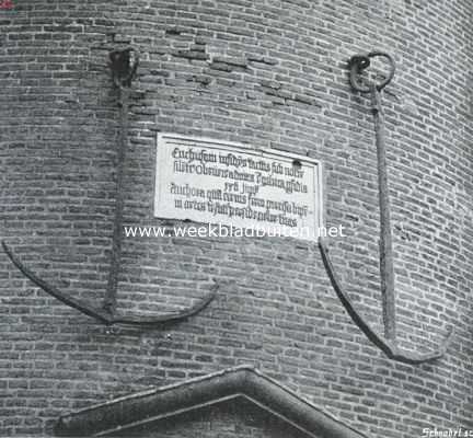 Noord-Holland, 1915, Enkhuizen, De gerestaureerde Drommedaris te Enkhuizen. De scheepsankers, herinnerend aan den mislukten aanslag der Gelderschen op de stad in 1537, die vroeger aan de Oost-Indische toren en sinds ongeveer een halve eeuw aan den Drommedaris hangen