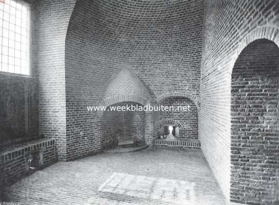 Noord-Holland, 1915, Enkhuizen, De gerestaureerde Drommedaris te Enkhuizen. Gerestaureerd kamertje in den Drommedaris, waarschijnlijk voor den poortwachter bestemd