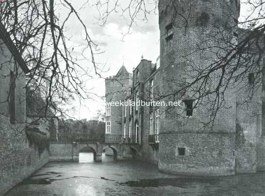 Zeeland, 1915, Domburg, Walchersche kasteelen en buitenplaatsen. Kasteel Westhove. Voorgevel met brug, van ter zijde gezien