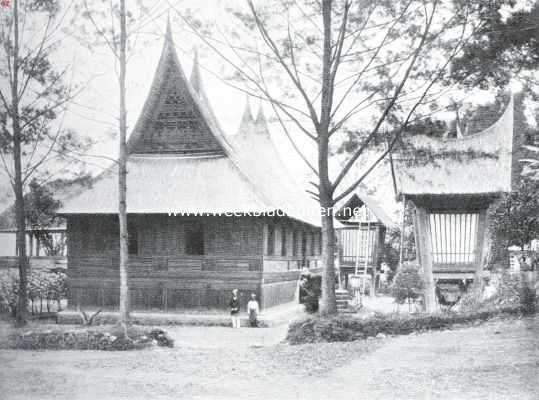 Indonesi, 1915, Onbekend, In de Padangsche Bovenlanden. Huizen met rijstschuren