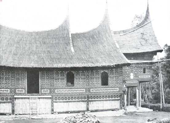 Indonesi, 1915, Onbekend, In de Padangsche Bovenlanden. Menangkabausch huis