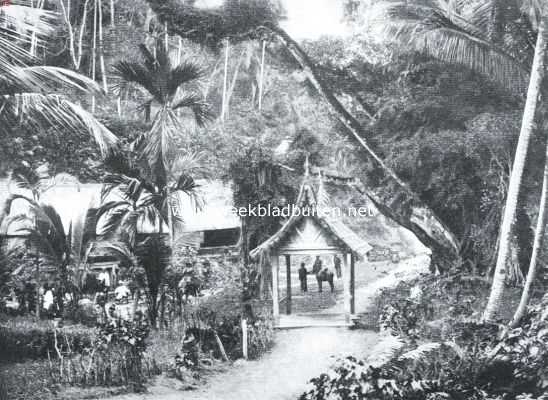 Indonesi, 1915, Onbekend, In de Padangsche Bovenlanden. Bij een kampong