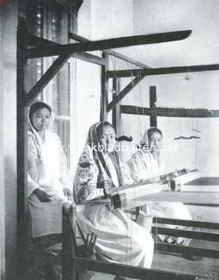 Indonesi, 1915, Onbekend, In de Padangsche Bovenlanden. Menangkabausche meisjes aan het weefgetouw
