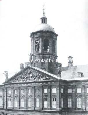 Toren met frontespiece (Damzijde) van het voormalige raadhuis thans dienst doende als koninklijk paleis te Amsterdam