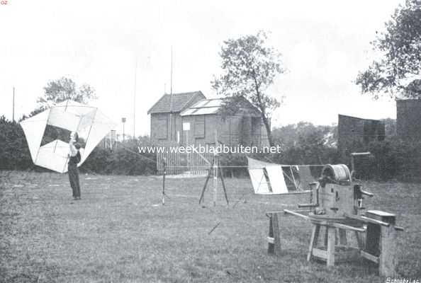 Zuid-Holland, 1915, Den Haag, Onderzoek van den dampkring door middel van vliegers. Het vlieger-station Duin-en-Dal Op den voorgrond rechts de staaldraadlier. In het midden de uitloop-rol voor den staaldraad, links een vlieger, die opgelaten wordt