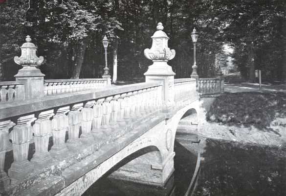 Het Huis Eerde. Gezicht van den voorhof op de brug over de buitengracht en het bosch voor het kasteel