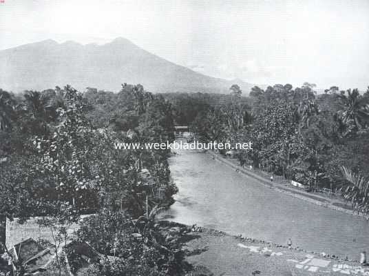 Indonesi, 1916, Buitenzorg, Buitenzorg en Soekaboemi. Gezicht op den Salak