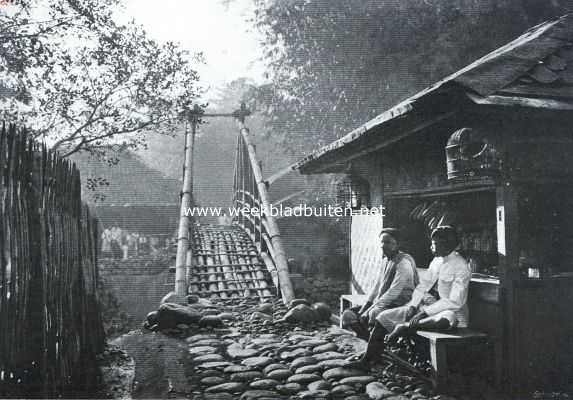 Buitenzorg en Soekaboemi. Uit bamboe vervaardigde brug bij Buitenzorg