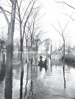 Noord-Holland, 1916, Nieuwendam, De doorbraak der zeedijken. Het Meerpad in overstroomd Nieuwendam