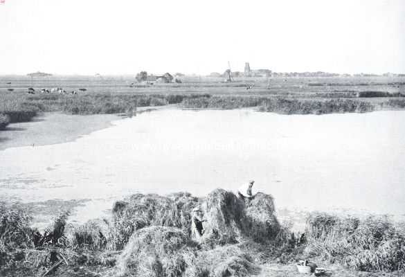 De doorbraak onzer zeedijken. Het Kinselmeer, met in 't verschiet het dorp Ransdorp, in vredigen zoemrtijd, gezien van den zuiderzeedijk, die op dit punt in 1825 bezweek tengevolge waarvan een groot deel van Noord Holland overstroomde