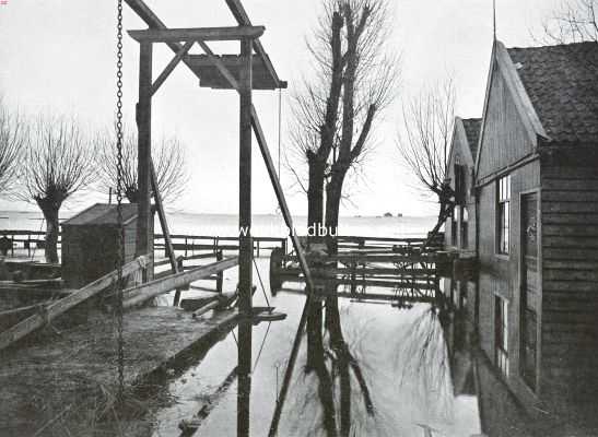 De watersnood in Noord-Holland. De troostelooze watervlakte bij een ondergeloopen boerderij aan den Zuiddijk te Zaandam