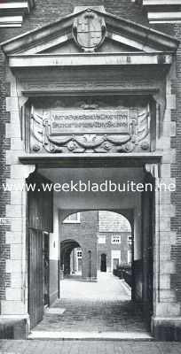 Zuid-Holland, 1916, Den Haag, Haagsche Hofjes. Het Hofje van Nieuwkoop. Doorkijkje door de zijpoort (de gewone ingang)