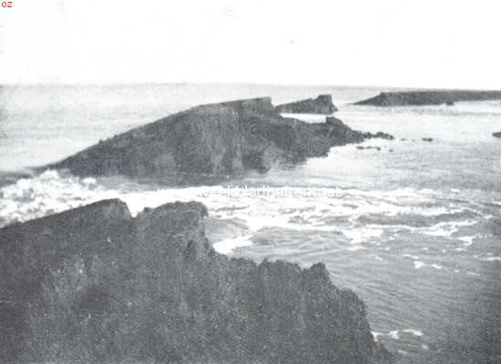 Noord-Holland, 1916, Katwoude, De watersnood. De doorbroken zeedijk bij Katwoude. Flauw tegen den horizon het ongelukkige Marken