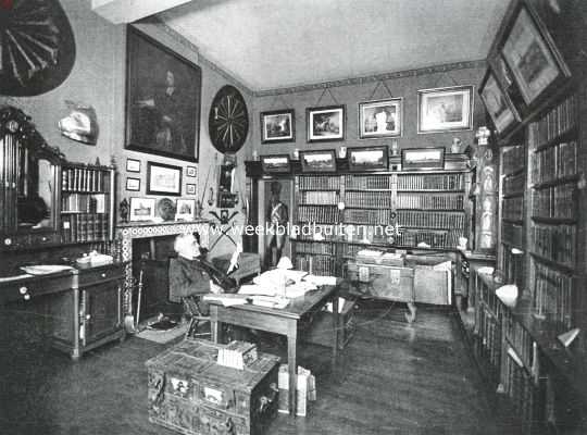 Limburg, 1916, Oud-Valkenburg, Het kasteel Chaloen. De bibliotheek. Aan den schrijftafel de eigenaar, graaf de Villers