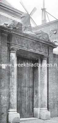 Zuid-Holland, 1916, Leiden, De Lakenhal te Leiden. Poortje, toegang gevende tot het voorplein. Er boven een volmolen tusschen stapels laken
