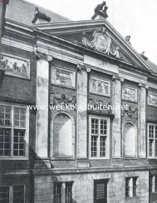 Zuid-Holland, 1916, Leiden, De Lakenhal te Leiden. Gedeelte van den hoofdgevel met reliefs, voorstellende de hoofdmomenten van de lakenbereiding