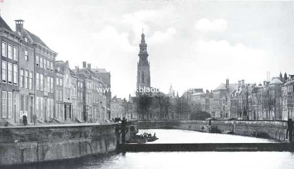 Twee steden van Walcheren. Gezicht van de Rotterdamsche Kaai te Middelburg op Droogdok en Dam. Op den achtergrond de Abdijtoren