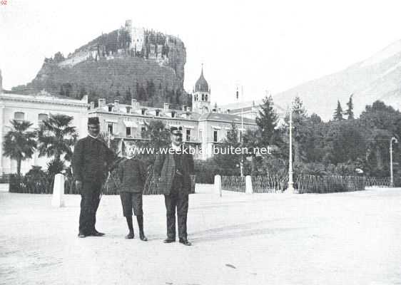 Itali, 1916, Arco, In Zuid-Tirol. In het Kurpark te Arco. Op de rots de oude burcht