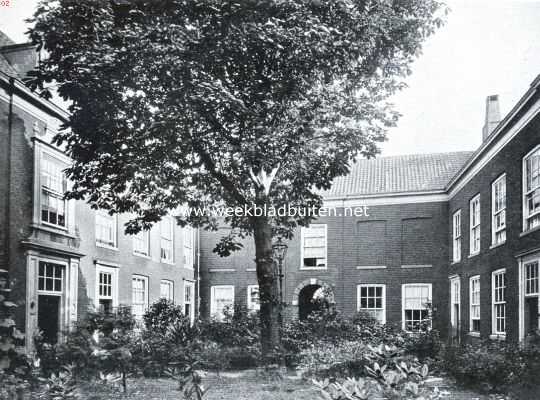 Zuid-Holland, 1916, Den Haag, Haagsche Hofjes. Binnenplaats van het Hooftshofje