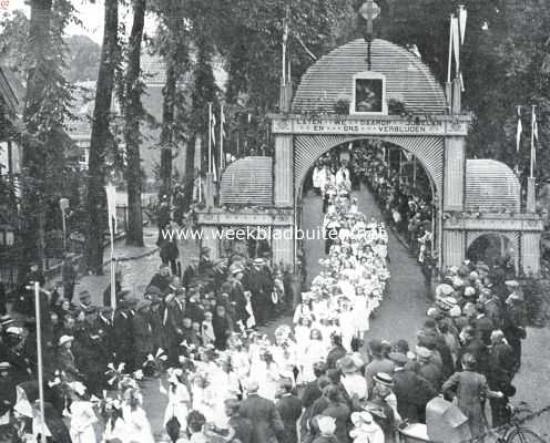 Noord-Holland, 1916, Laren, De St. Jansprocessie te Laren. De bruidjes in de stoet
