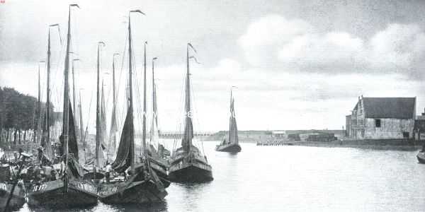 Noord-Holland, 1916, Medemblik, Medemblik de oudste. De Ooster (vroeger Nieuwe) Haven te Medemblik, rechts de conservenfabriek en zeventiende eeuwsche pakhuizen, die het gezicht op het kasteel van het noorden benemen