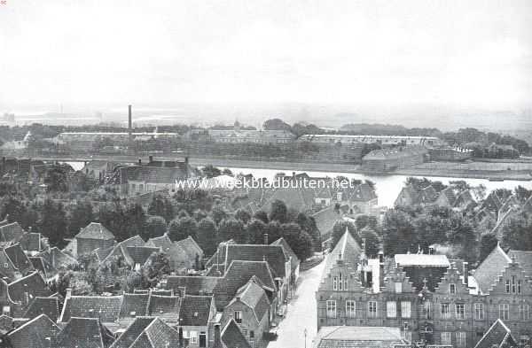 Noord-Holland, 1916, Medemblik, Medemblik de oudste. Gezicht van den toren der Hervormde Kerk te Medemblik naar het zuiden. In het midden de Torenstraat. Op den achtergrond het Rijks-krankzinnigengesticht; daarvoor de ruime doch steeds verlaten Westerhaven