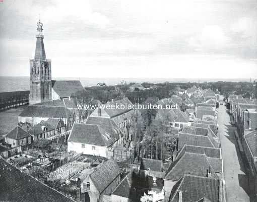 Noord-Holland, 1916, Medemblik, Medemblik de oudste. Gezicht van den toren der R.K. Kerk naar het oosten. Links de Ned. Herv. Of Bonifaciuskerk, in het midden het Weeshuis. Daar tusschen (het gebouw met de vleugels) de overblijfselen van het voormalig Muntgebouw. De straat rechts is het Begijnhof