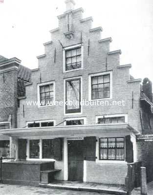 Noord-Holland, 1916, Medemblik, Medemblik de oudste. Oud huis met luifel aan de Nieuwstraat