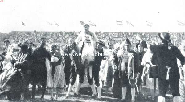 Het artisten zomerfeest in het Stadion te Amsterdam. De Hollandsche boerenbruiloft, Rika Hopper, de bruid, voor het eere-comit