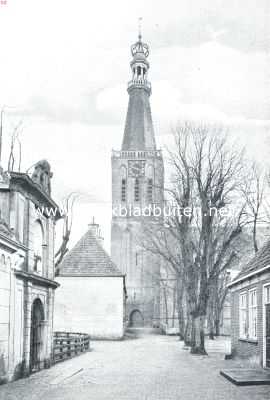 Noord-Holland, 1916, Medemblik, Medemblik de oudste. De Torenstraat, zooals deze zich thans vertoont. Men lette vooral op, wat er van het sierlijke Muntgeveltje is geworden