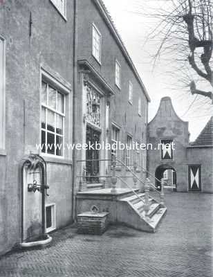 Noord-Holland, 1916, Medemblik, Medemblik de oudste. De voorgevel van het Weeshuis met toegangspoortje aan de Torenstraat