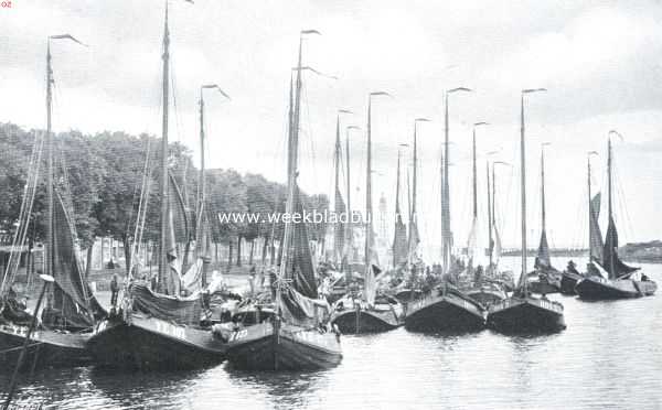 Noord-Holland, 1916, Medemblik, Medemblik de oudste. De Oosterhaven, waar nog de levendigheid heerscht van visschersschepen