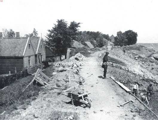 Noord-Holland, 1916, Uitdam, Het afgelegen dorpje Uitdam aan den Zuiderzeedijk. Tusschen Durgerdam en Monnikendam, dat misschien in verband met de versterking van den dijk moet verdwijnen. Men ziet, dat druk gearbeid wordt aan de herstelling van den dijk