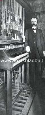Het klokkenspel. Enkhuizen's klokkenist R.G. Crevecoeur bij zijn klavier in de Zuidertoren