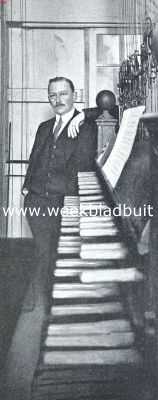 Utrecht, 1916, Utrecht, Het klokkenspel. De Utrechtsche klokkenist J.A.H. Wagenaar, bij zijn klavier in den Domtoren