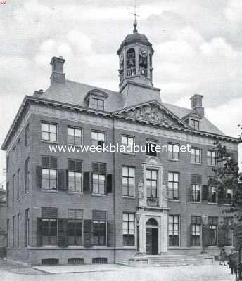 Friesland, 1916, Leeuwarden, Het klokkenspel. Het Stadhuis te Leeuwarden, in welks torentje in 1914 het klokkenspel van den Nieuwen Toren is aangebracht
