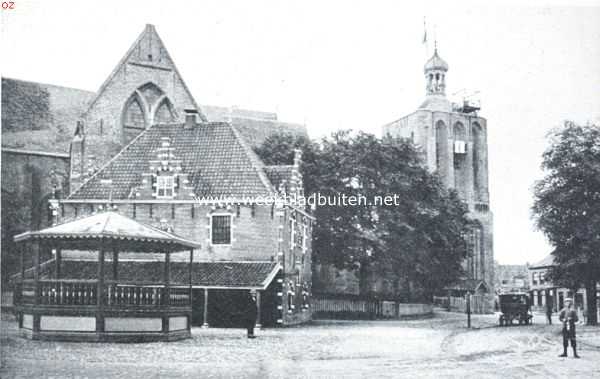 Friesland, 1916, Workum, Boomen en licht. Bij de Groote Kerk te Workum. Scaduwgevende iepenrijen en -groepen behooren bij het karakteristieke van onze oude Hollandsche stadjes