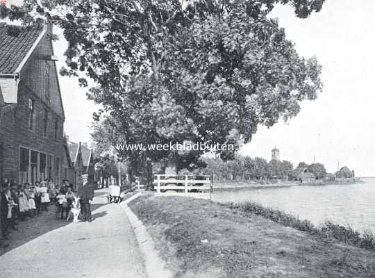 Noord-Holland, 1916, Durgerdam, De zeedijk bij Durgerdam, met de boomen, die het sieraard van het dorpje uitmaakten, doch thans met 't oog op de versterking van den dijk geveld zijn