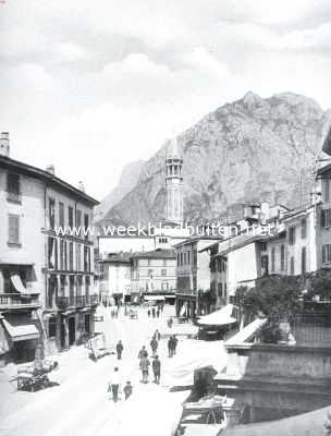 Itali, 1916, Lecco, Piazza del XX Settembre te Lecco aan het Lago di Como. Op den achtergrond de berg San Martino