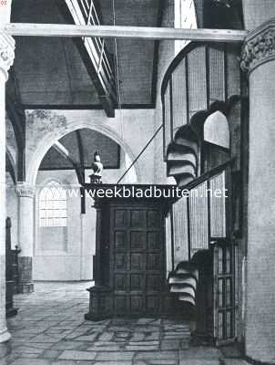 Noord-Holland, 1916, Hoorn, Hoorn, de zeshonderdjarige. Eikenhouten portiek uit 1643. Een Gothisch wenteltrapje uit het einde der 15de eeuw in de Noorder- of Vrouwenkerk. Deze trap heeft eerst in de Ooster-, daarna in de Groote Kerk gestaan