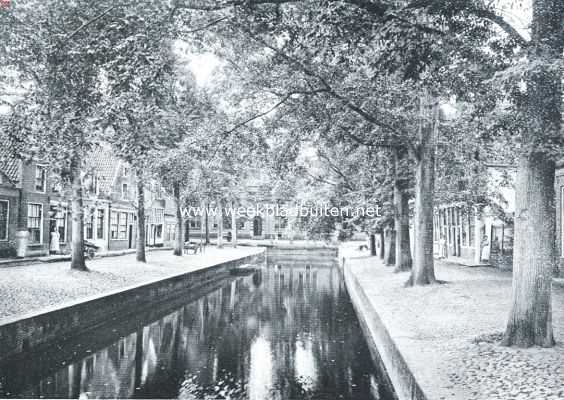 Noord-Holland, 1916, Hoorn, Hoorn, de zeshonderdjarige. Het Munnikenveld, een der weinig overgebleven grachtjes. Op den achtergrond een poortje van het St. Pietershof