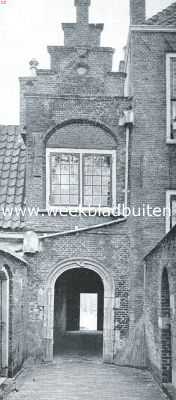 Noord-Holland, 1916, Hoorn, Hoorn, de zeshonderdjarige. Poortje in het z.g.n. Klooster, vroeger behoorende tot het Geertenklooster in de 17de eeuw gedeeltelijk ingericht als oude vrouwenhuis