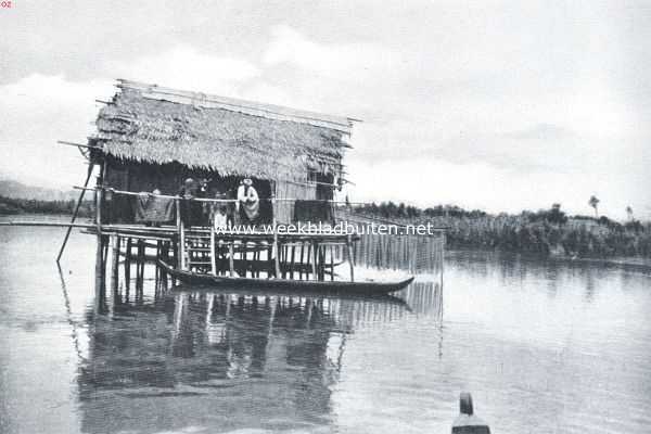 Indonesi, 1916, Onbekend, Op en bij het meer van Limbotto. Paalwoning in het meer