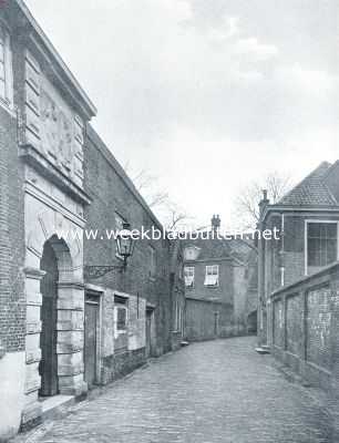 Noord-Holland, 1916, Hoorn, Hoorn, de zeshonderdjarige. Kijkje in de Wisselstraat. Links een poortje van 1606 met zeer gehavend relief, toegang gevende tot 