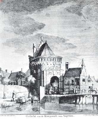 Noord-Holland, 1916, Hoorn, Hoorn, de zeshonderdjarige. De Koepoort, gebouwd in 1508 en gesloopt in 1871! Het wachthuisje rechts van de poort was reeds vroeger afgebroken. Naar de gravure van C. Pronk