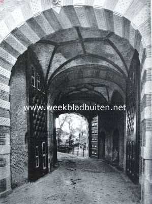 Noord-Holland, 1916, Hoorn, Hoorn, de zeshonderdjarige. Doorgang van de Oosterpoort met nog aanwezige deuren. De Nieuwe Oosterpoort, de eenig overgeblevene van Hoorn's poorten, is gebouwd in 1577 en verfraaid en verhoogd in 1601. Afbeeldingen van het geheele gebouw zijn opgenomen in het nummer van 6 Februari 1909 en 23 Januari 1915