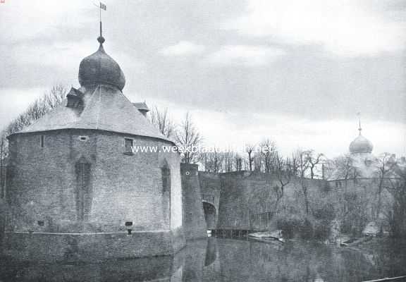 Onbekend, 1916, Breda, Het Kasteel te Breda. Wat er over is van het Tweede Kasteel te Breda. De Duiventoren (links) en de Granaattoren (rechts), uit den aanvang der XVIe eeuw