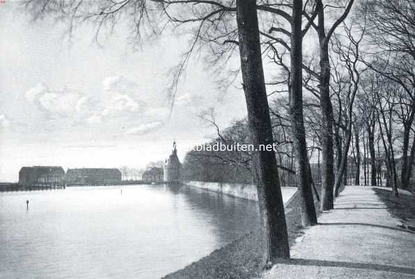 Noord-Holland, 1916, Hoorn, Hoorn, de zeshonderdjarige. Gezicht van den Binnenluiendijk op het Ooster- of Schuiteneiland met de gebouwen der Rijkswerkinrichting (vroeger was hier het Admiraliteitsmagazijn met timmerwerven), den Hoofdtoren, nen het Baadland, thans plantsoen, in Hoorn's bloeitijd met huizen volgebouwd