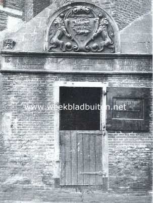 Noord-Holland, 1916, Hoorn, Hoorn, de zeshonderdjarige. Deurtje aan de noordzijde van den Hoofdtoren waarboven bijbelwoorden en 't wapen van West-Friesland